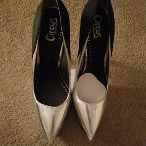 Sam Elderman pumps
